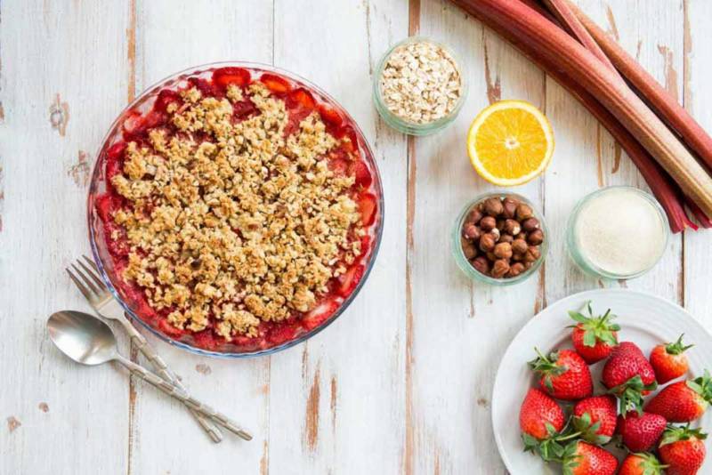 Rabarbarowy crumble z orzechami laskowymi i żurawiną z sokiem z granatu