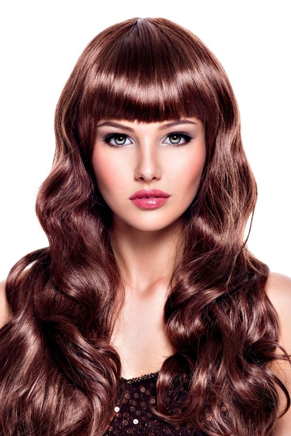 fryzury z grzywką kręcone włosy