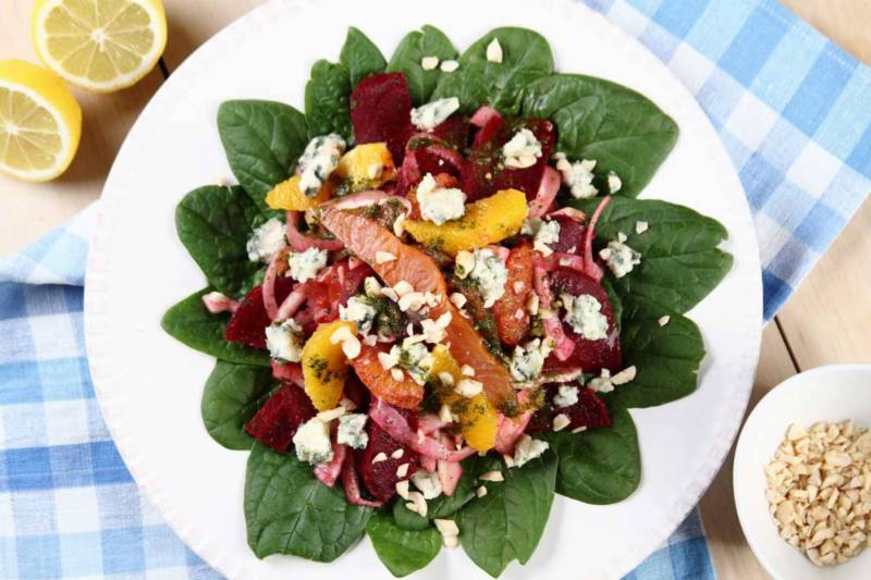 Sałatka z łososiem i pieczonym burakiem