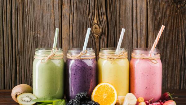 Kolorowy owoc i smoothies skład na drewnianym tle