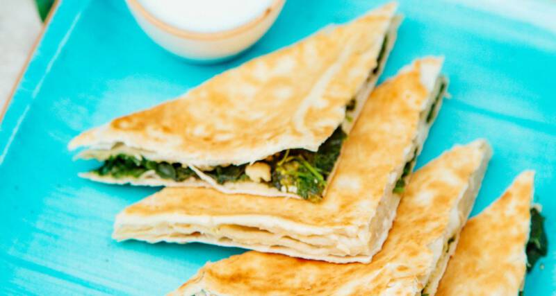 Przepis na grillowane naleśniki ze szpinakiem i hummusem_fr Przepis na grillowane naleśniki ze szpinakiem i hummusem