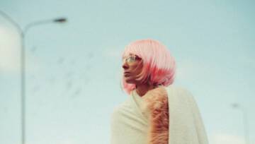 Nowy letni trend w koloryzacji włosów – neon peach!