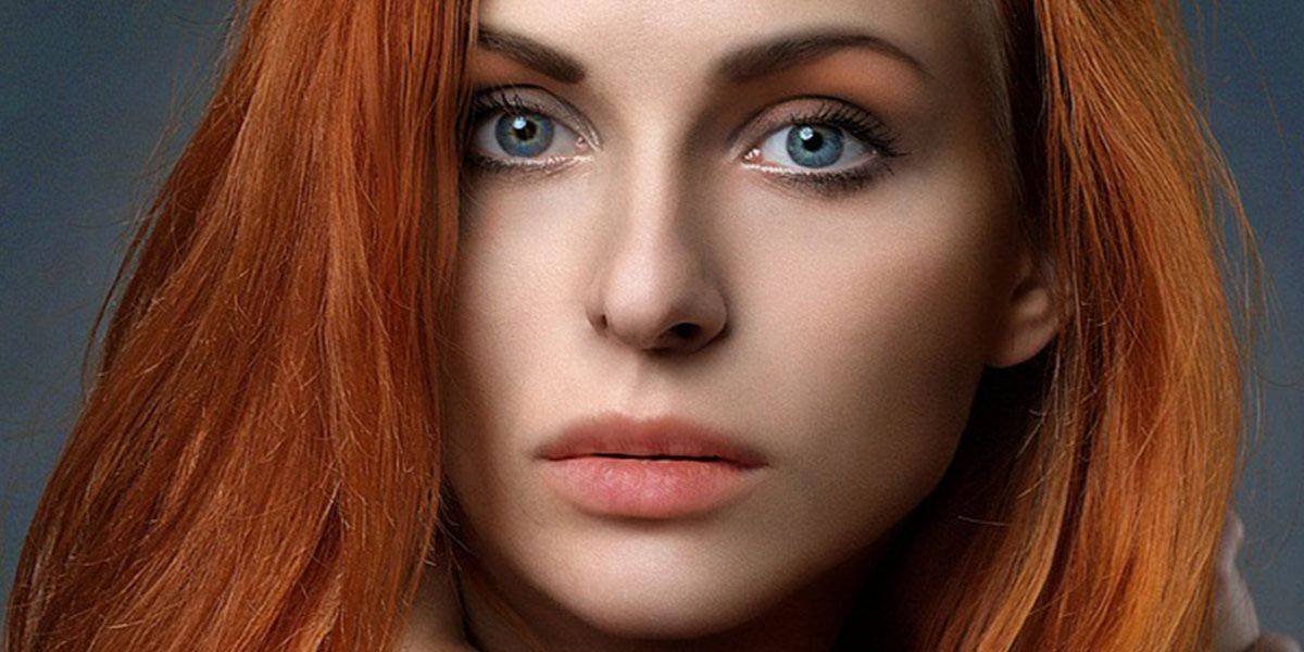 Kobieta o rudych włosach pofarbowanych naturalnymi sposobami