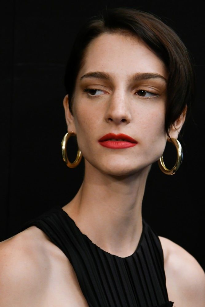 makijaż ust - pomadka w intensywnym odcieniu dopasowana do typu urody