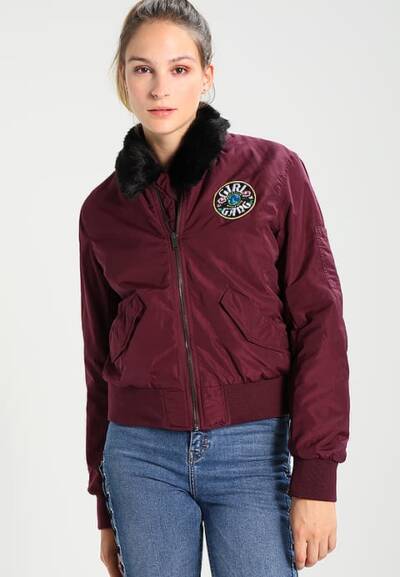 Burgundowa bomberka z naszywką i kołnierzykiem z czarnego futerka - Even&Odd