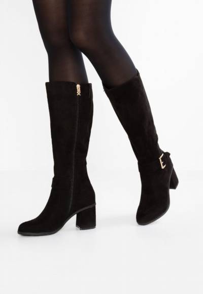 Krótkie czarne kozaki z klamrą - XTI