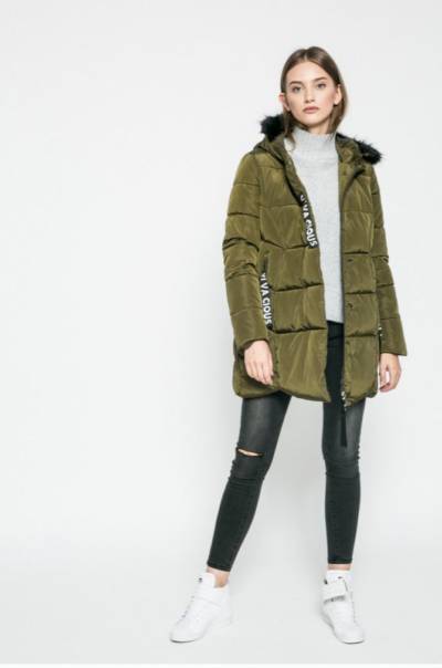 Ciepła kurtka w odcieniu zgniłej zieleni z napisami i futrzanym kapturem - Answear