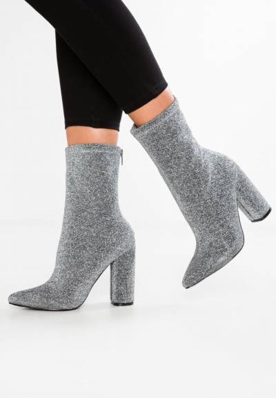 Delikatnie połyskujące, srebrne botki na wysokim obcasie - Glamorous