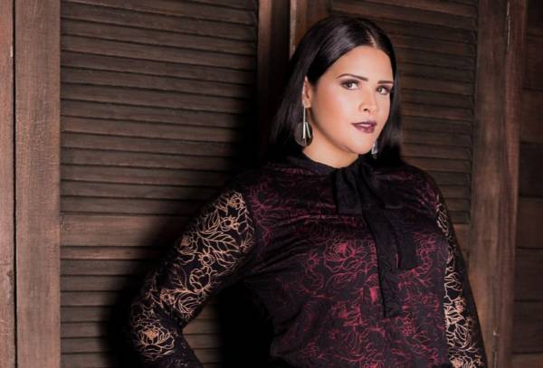 kobieta w specyficznym stroju