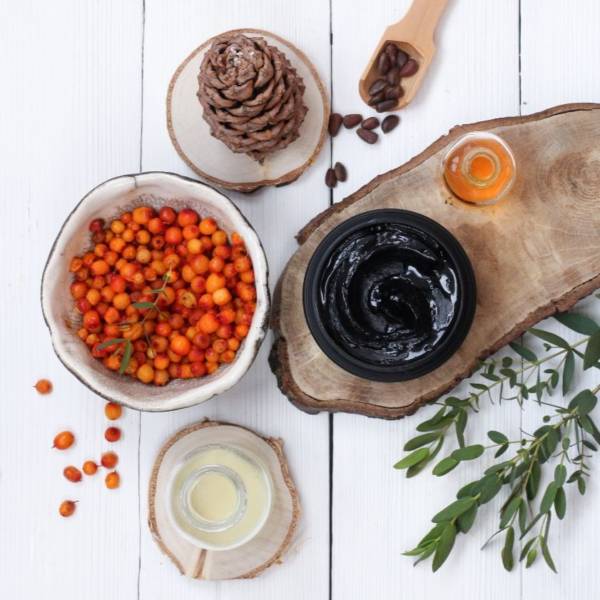 Czysta skóra to podstawa pielęgnacji, pierwszy krok do posiadania zdrowej i pięknej cery. Dlatego na pierwszym miejscu zawsze powinniśmy stawiać jej oczyszczanie.! Północne Mydło DETOX marki Natura Siberica, dzięki swoim właściwościom chłonnym pomaga skutecznie pozbyć się zanieczyszczeń z porów skóry.