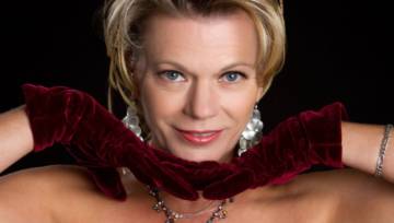 dama z nałożonymi czerwonymi rękawiczkami na dłonie