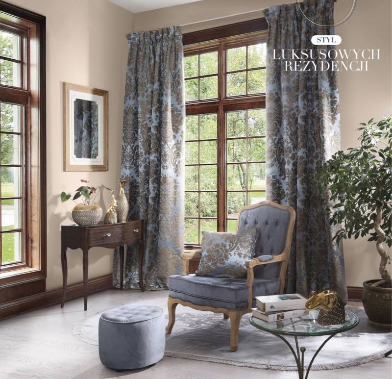 Styl luksusowych rezydencji - fotel, eleganckie zasłony