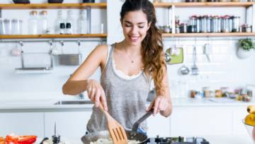 kobieta smaży na patelni