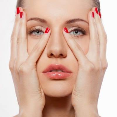 kobieta, czerwone paznokcie i niebieskie oczy