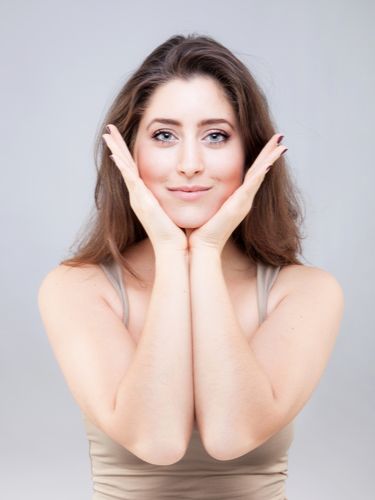 kobieta i rozłożone ręce