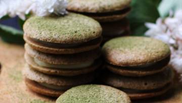 Domowe makaroniki z herbatą matcha i białą czekoladą