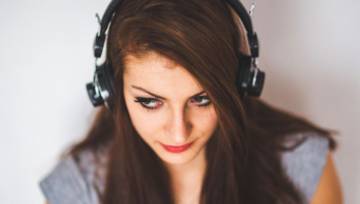 dziewczyna słuchająca muzyki przez słuchawki