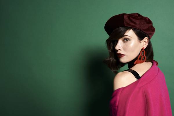 beret, kolor bordowy