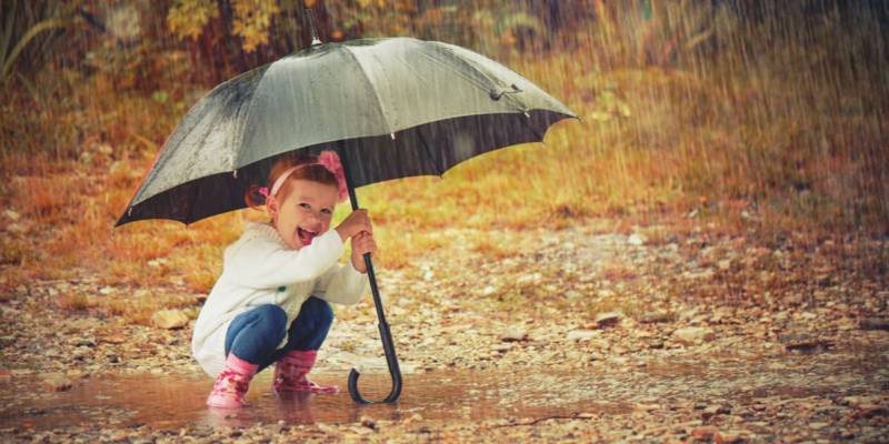 parasol deszcz i dziecko