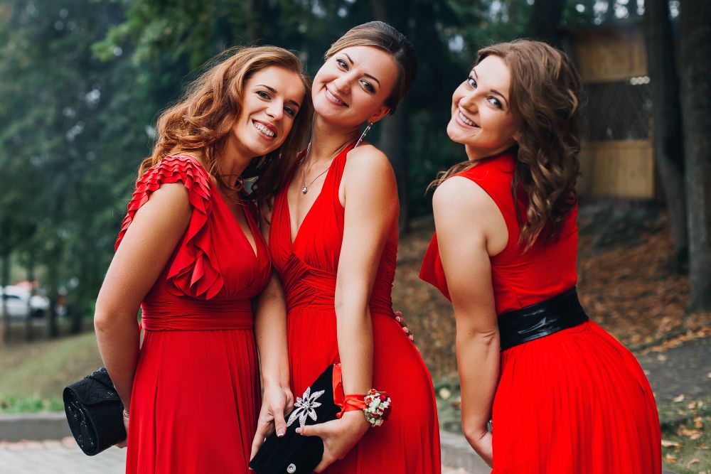 kobiety w czerwonych sukienkach