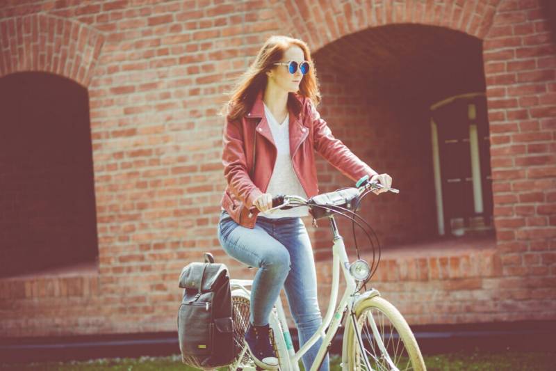 kobieta na rowerze jesienią