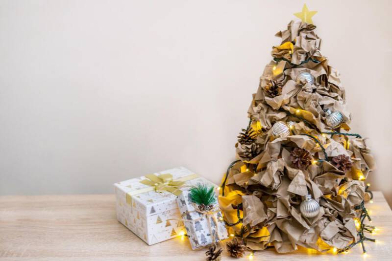 Choinka z papieru gniecionego szarego udekorowanego bombkami