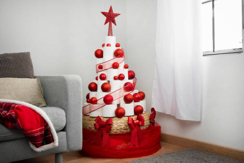 Choinka papierowa z rulonów z papieru toaletowego