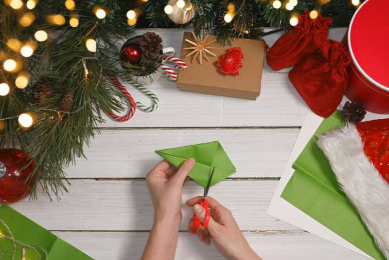 wycinanie choinki papierowej