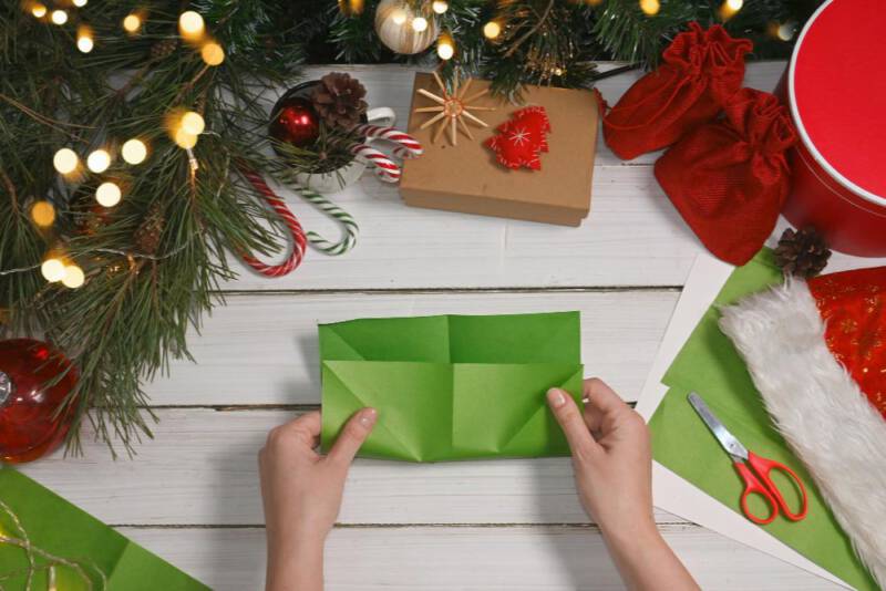 zegnij kwadrat po przekątnej oraz w pionie i poziomie aby wykonać choinkę z papieru