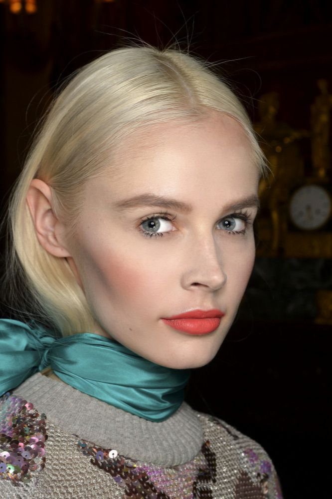 ciepły typ urody - delikatny makijaż ust i pomadka w odcieniu nude