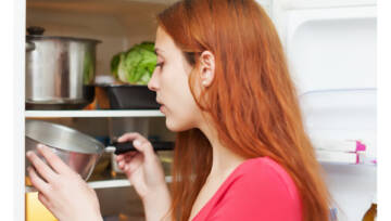 kobieta szukająca czegoś w lodowce