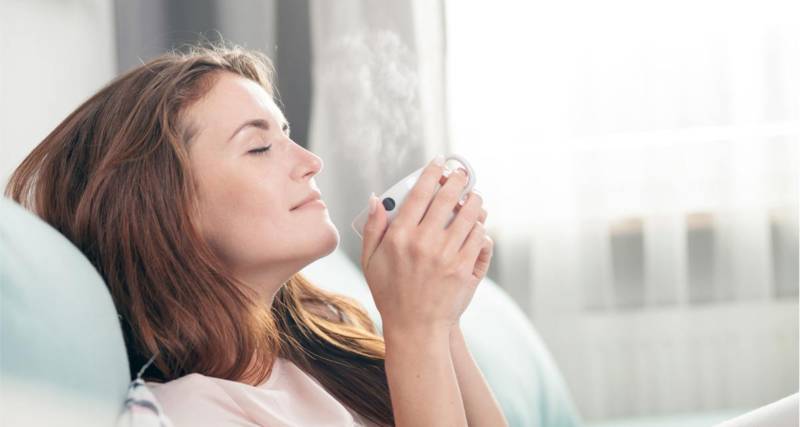 kobieta pijąca gorącą herbatę