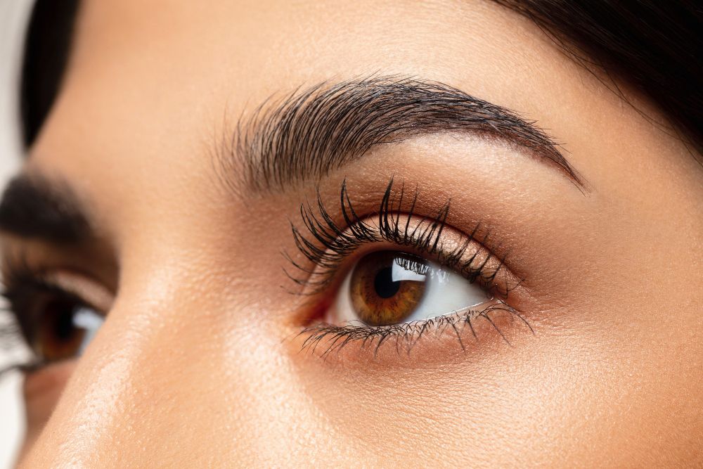 kobieta z pięknymi naturalnymi rzęsami i brwiami