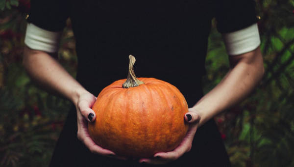 Kiedy jest Halloween? Jak zrobić makijaż na Halloween, jakie przebranie i stroje wykonać, jak udekorować dom oraz tradycje i zabawy halloweenowe