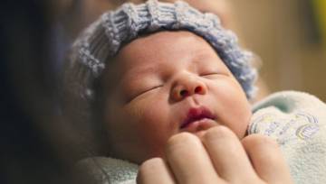 Trądzik niemowlęcy: jak pielęgnować delikatną skórę?