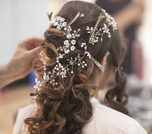 eleganckie upięcie włosów luźne - na ślub