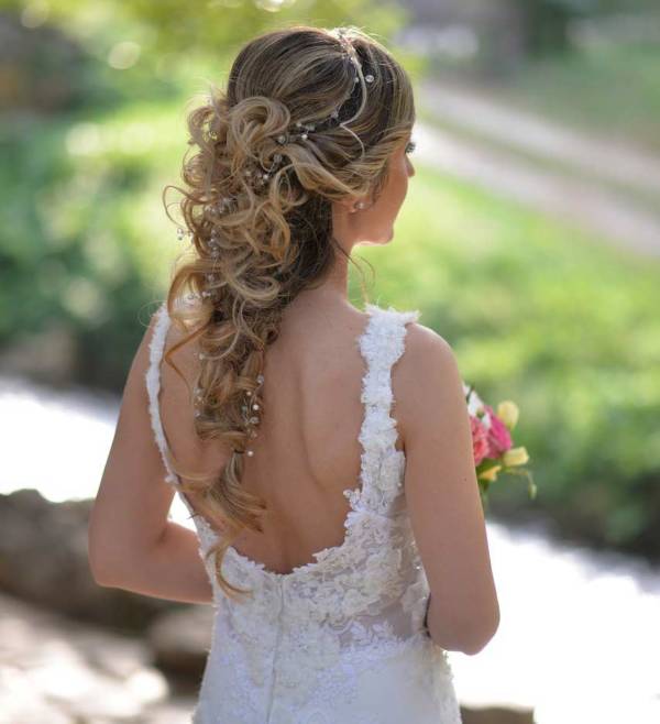 eleganckie upięcie włosów luźne z lokami - na ślub