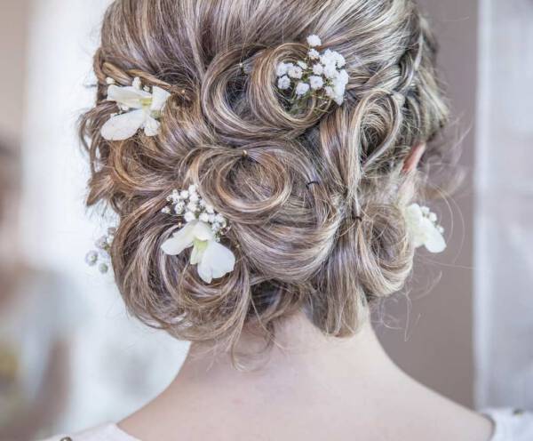 eleganckie upięcie włosów ścisły kok z lokami - na ślub