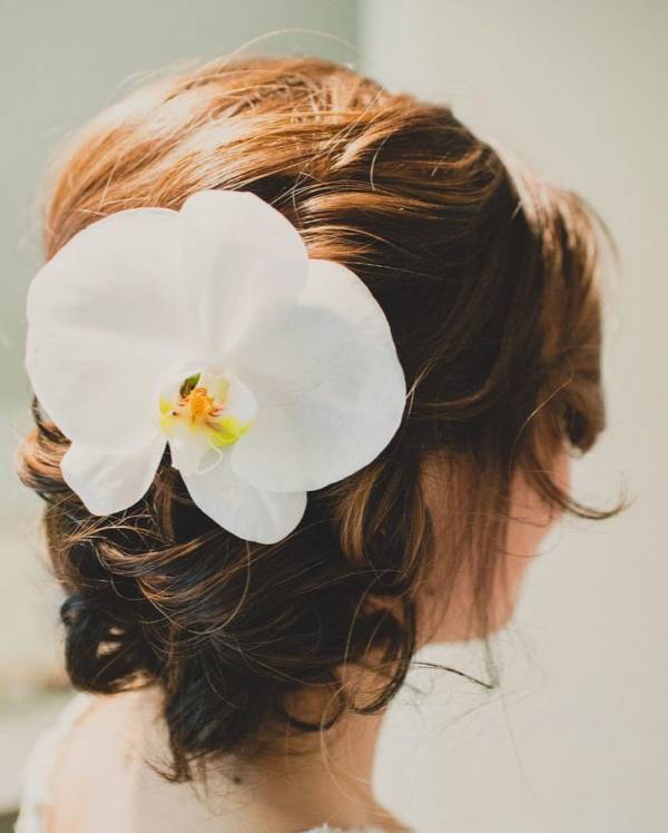 rogal z włosów z lokami i kwiatem