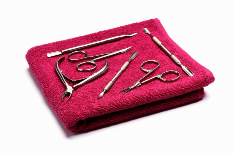 odpowiedni sprzęt do usuwania skórek w paznokciach