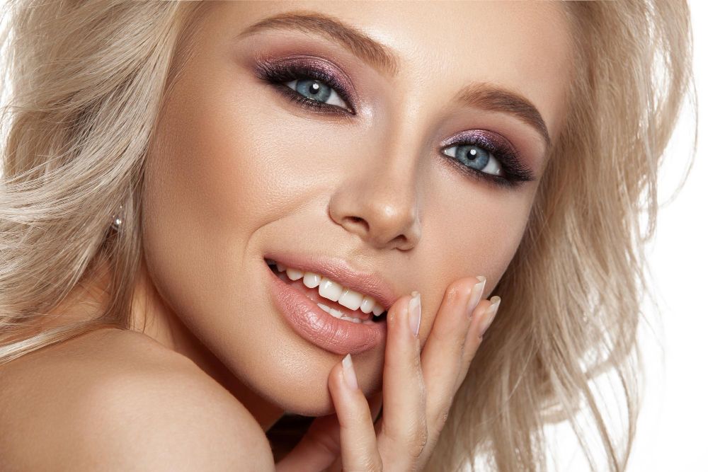 Romantyczny makijaż rozświetlający – naturalny glow i podkreślone rzęsy do wieczorowej stylizacji