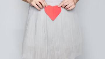 kobieta z serduszkiem w dłoni