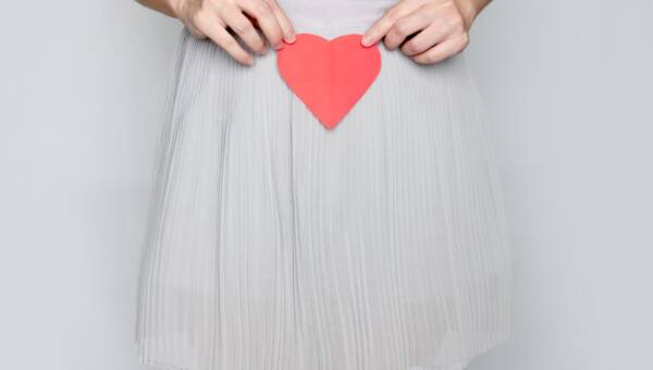 kobieta z serduszkiem w dłoni