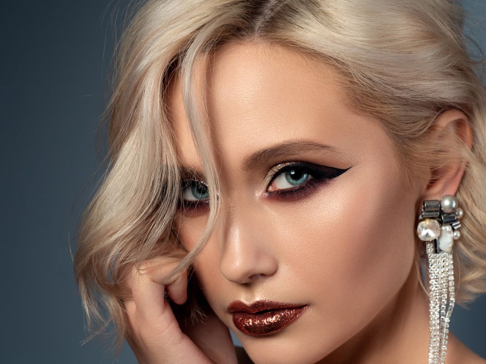 Makijaż wieczorowy z wyrazistymi ustami – mocna szminka i błysk w stylizacji sylwestrowej