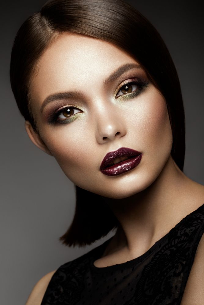 Kolorowe smokey eyes inspirowane kamieniami szlachetnymi – szmaragd, szafir lub ametyst na powiekach