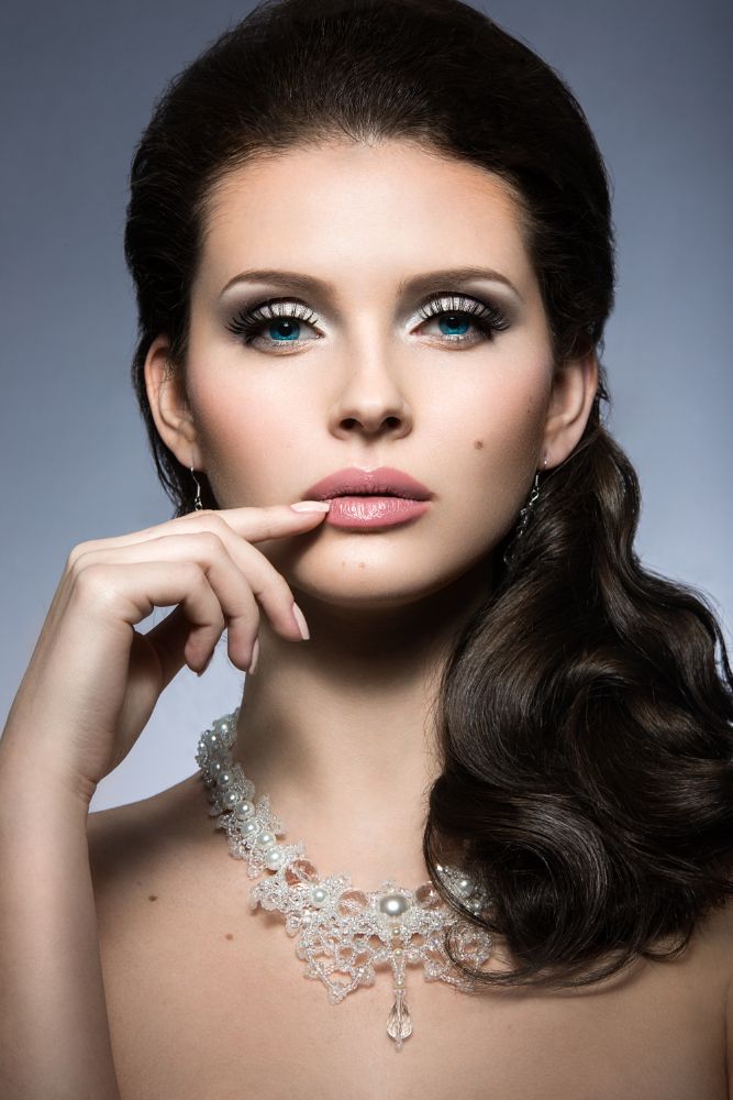 Makijaż rozświetlający na Sylwestra – glow na powiekach i mocno wytuszowane, wydłużone rzęsy