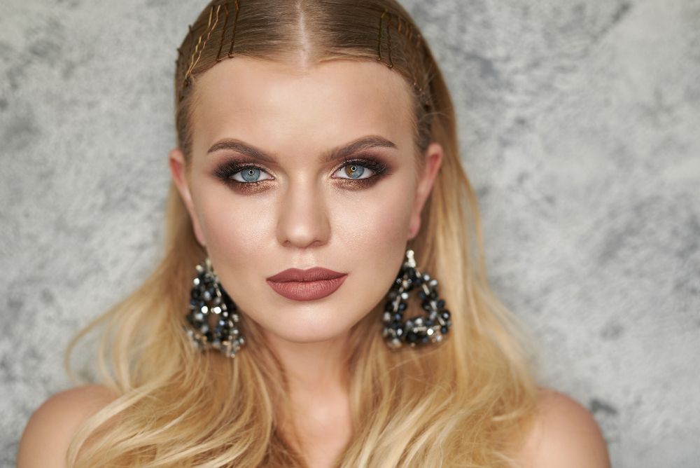 Rozświetlający makijaż wieczorowy – subtelny blask na powiekach i długie, podkreślone rzęsy