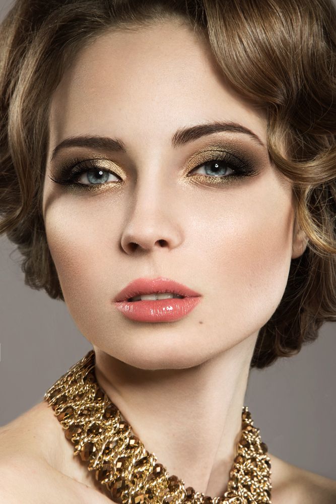 Metaliczna kreska na powiece – srebrny lub złoty eyeliner jako trend na Sylwestra