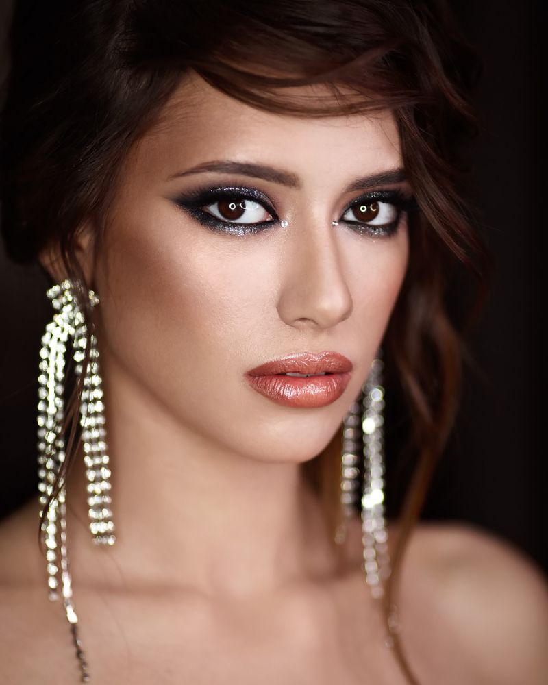 Delikatny makijaż z efektem glow – świetliste cienie i naturalna cera na karnawał