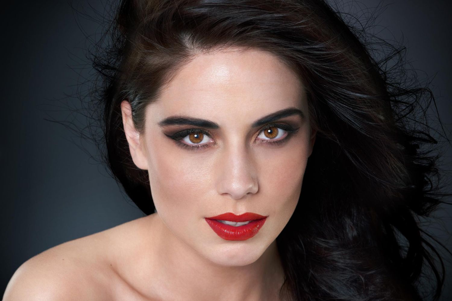 Makijaż dla brunetek – klasyczny look podkreślający ciemne włosy i rysy twarzy